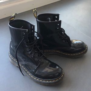 1460 WOMEN'S PATENT LEATHER LACE UP BOOTS SIZE 7